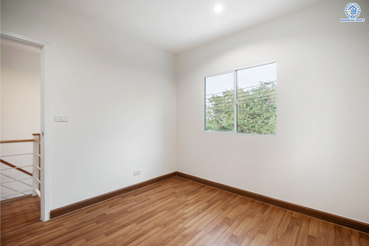 บ้านมือสองตกแต่งใหม่ โครงการ พฤกษาวิลเลจ30 เดอะซีซั่น แจ้งวัฒนะ-ราชพฤกษ์ ทำเลย่านปทุมธานี เนื้อที่ 50.7 ตร.ว. ฟังก์ชัน 3 ห้องนอน 2 ห้องน้ำ 1 ห้องอเนกประสงค์ จอดรถได้ 1 คัน เดินทางสะดวกสบายเข้า-ออกได้หลายเส้นทาง ใกล้เมืองทองธานี และจุดขึ้นทางด่วน "แจ้งวัฒนะ"